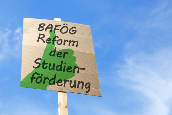 Schild (wie bei einer Demonstration) mit Aufschrift „BAFÖG Reform der Studienförderung“ vor blauem Himmel