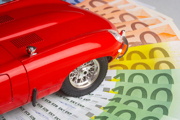 Spielzeugauto und Geld