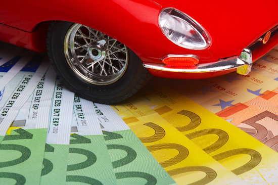 Auto-Modell (Oldtimer) auf Geldscheinen (100 €, 200 €, 500 €)