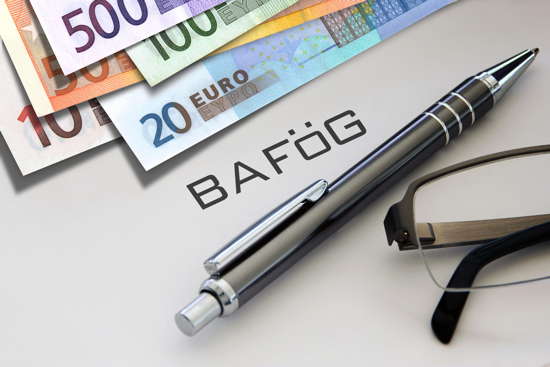 Geld (680 Euro in großen Scheinen), Kugelschreiber, Brille, Schriftzug „BAföG“ dazwischen