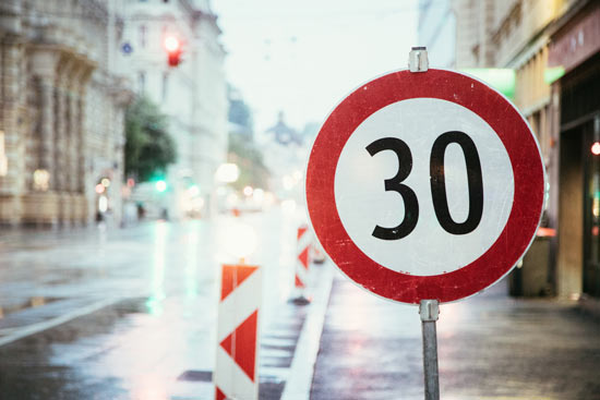 Verkehrsschild 30 in Stadt